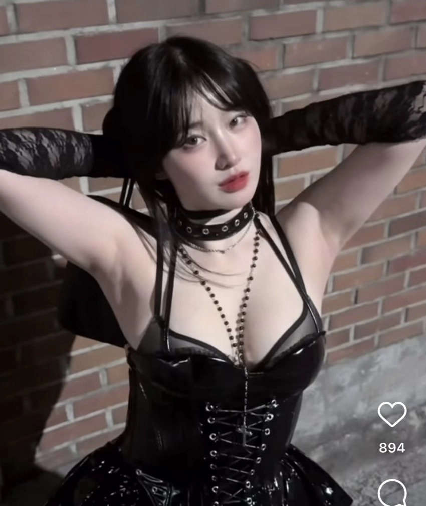 모델 우현 도톰겨 드러난 윗슴 강조 란제리룩