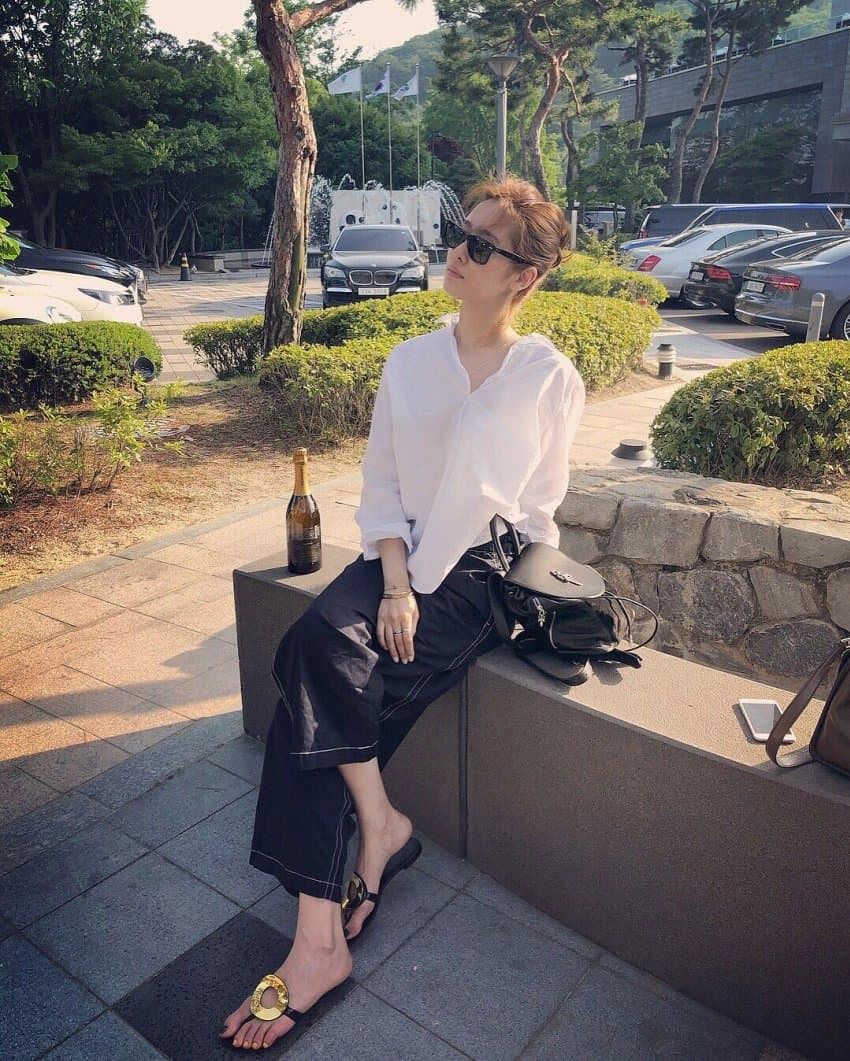 차주영 발등 무심한 야외 포즈