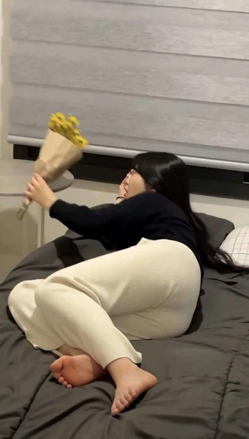 여친 발바닥 침대샷 무심한 맨발이 다 했다
