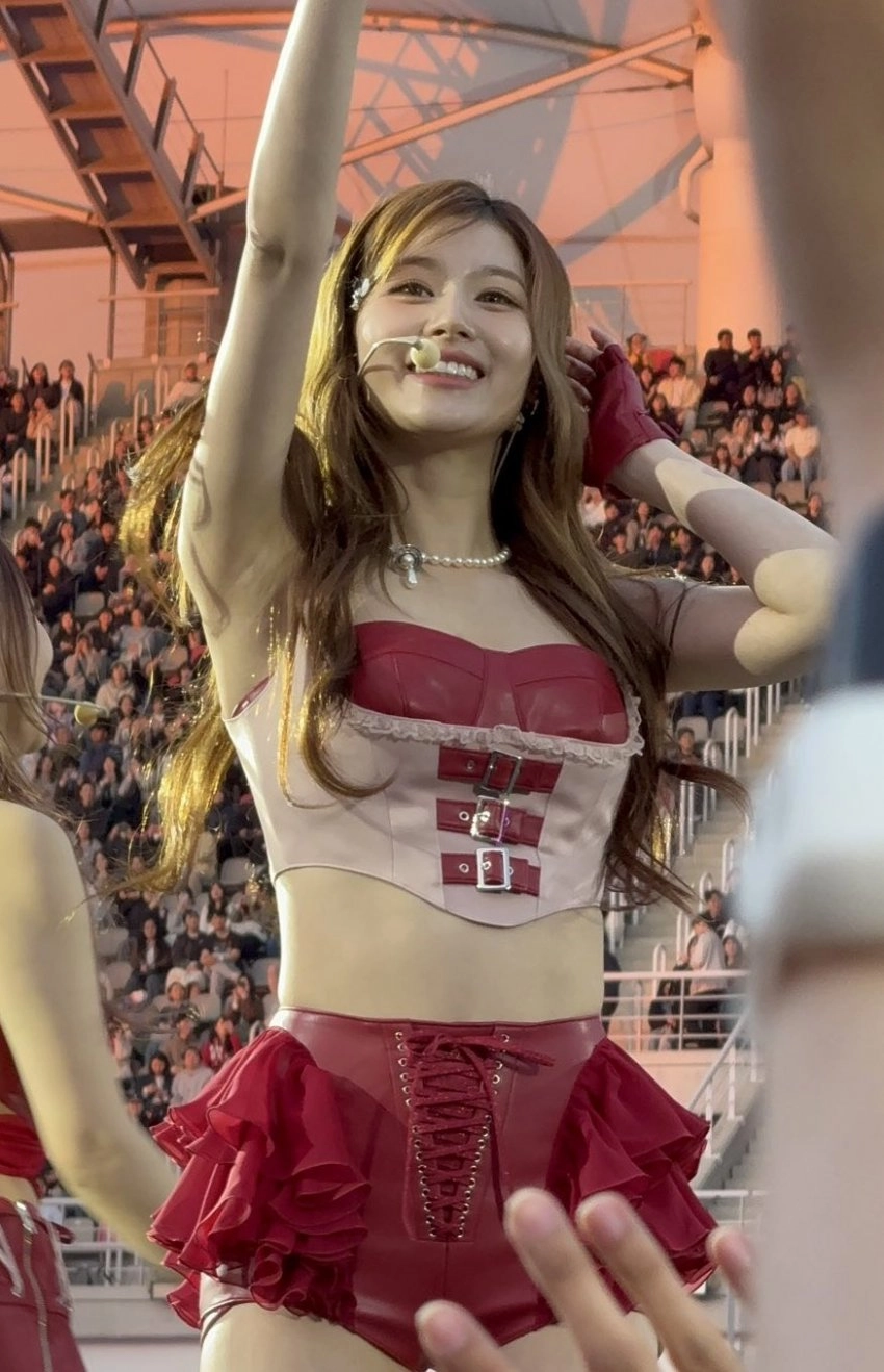 사나 겨주름 포착된 트와이스 무대