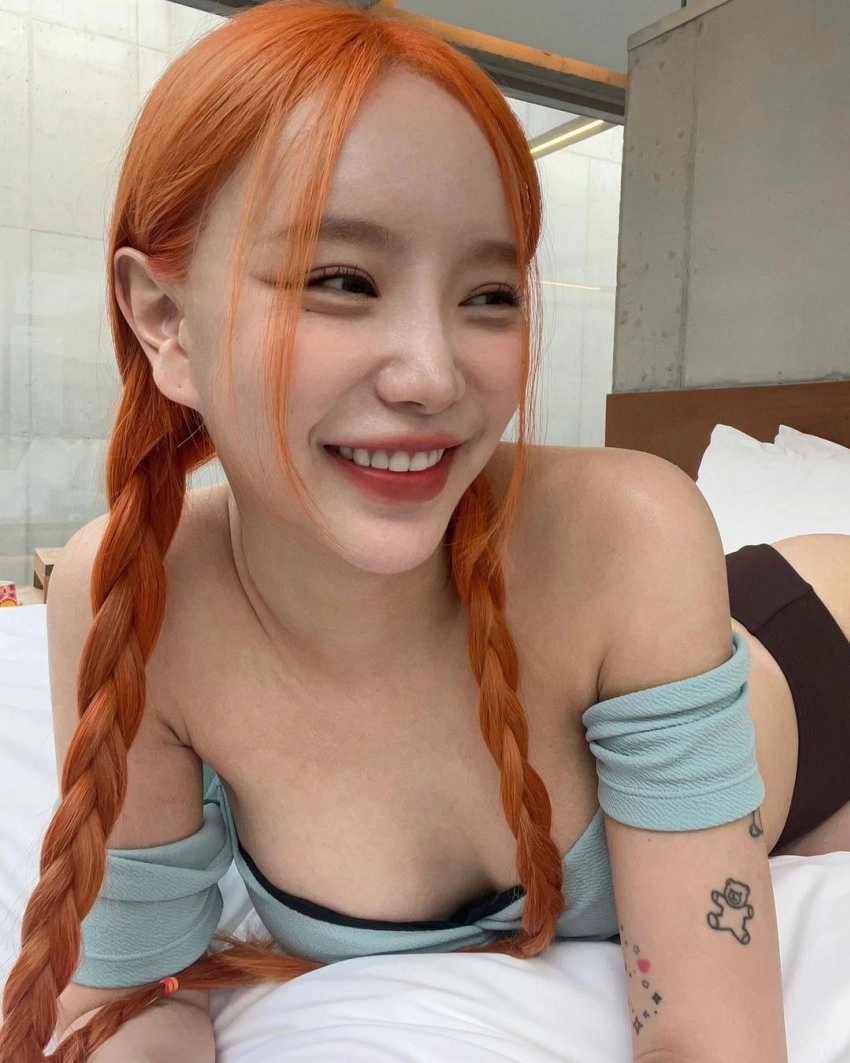 한아름송이 발 클로즈업 비키니 입고 엎드린 침대 셀카 레전드