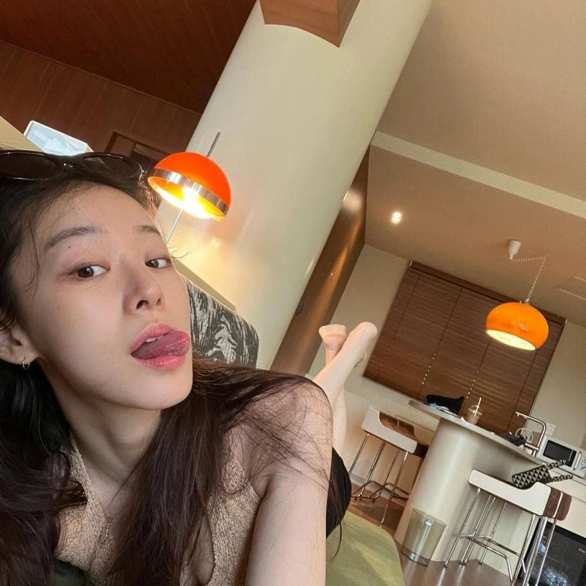 이주명 발끝 올린 침대 셀카 혀 내민 표정까지 완벽