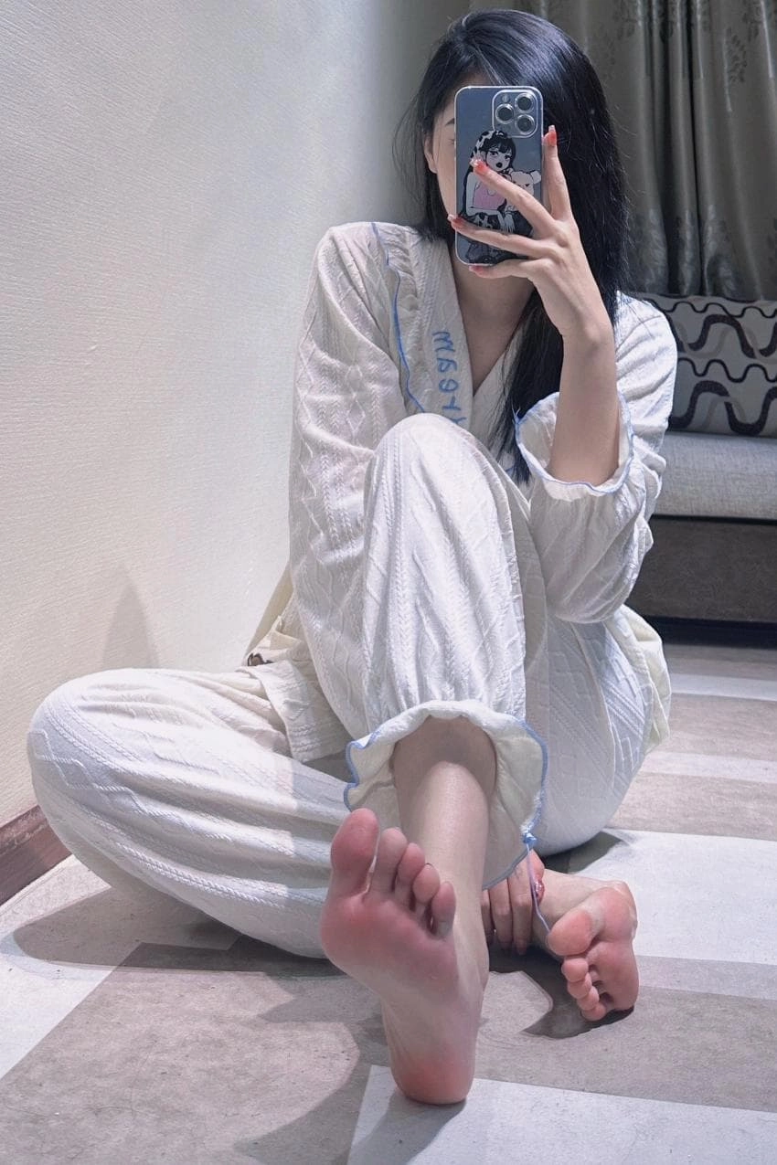 잠옷 셀카에 무심히 찍힌 발바닥 거울샷