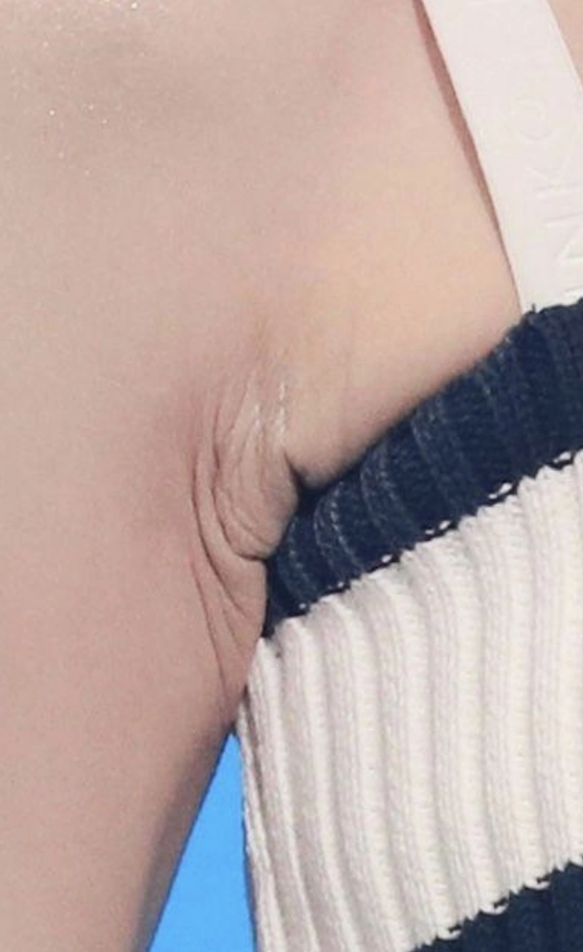 오마이걸 아린 겨짓살 드러난 무대 커뮤니티 폭발