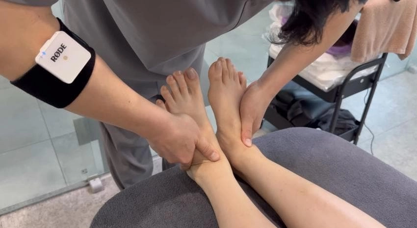 도수치료 받는 모델 바이커 팬츠 밀려 올라간 엉태에 팬들 숨멎