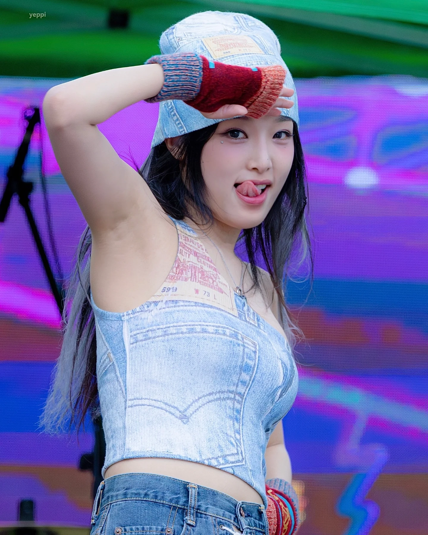 최예나 넓적겨 무대 의상에 그대로 드러나