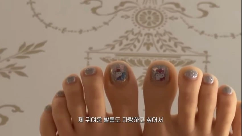 블랙핑크 지수 브이로그 맨발 페디큐어 자랑