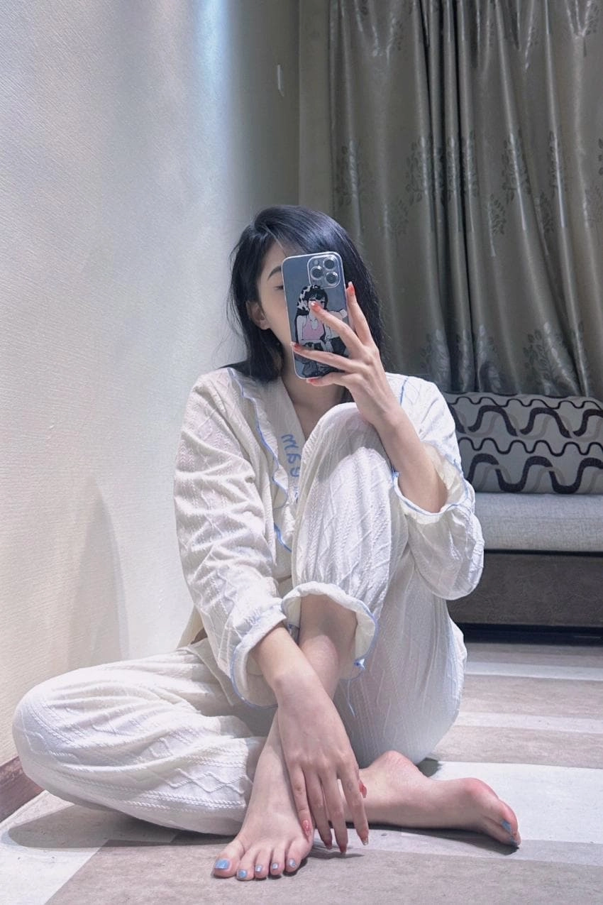 잠옷 셀카에 무심히 찍힌 발바닥 거울샷