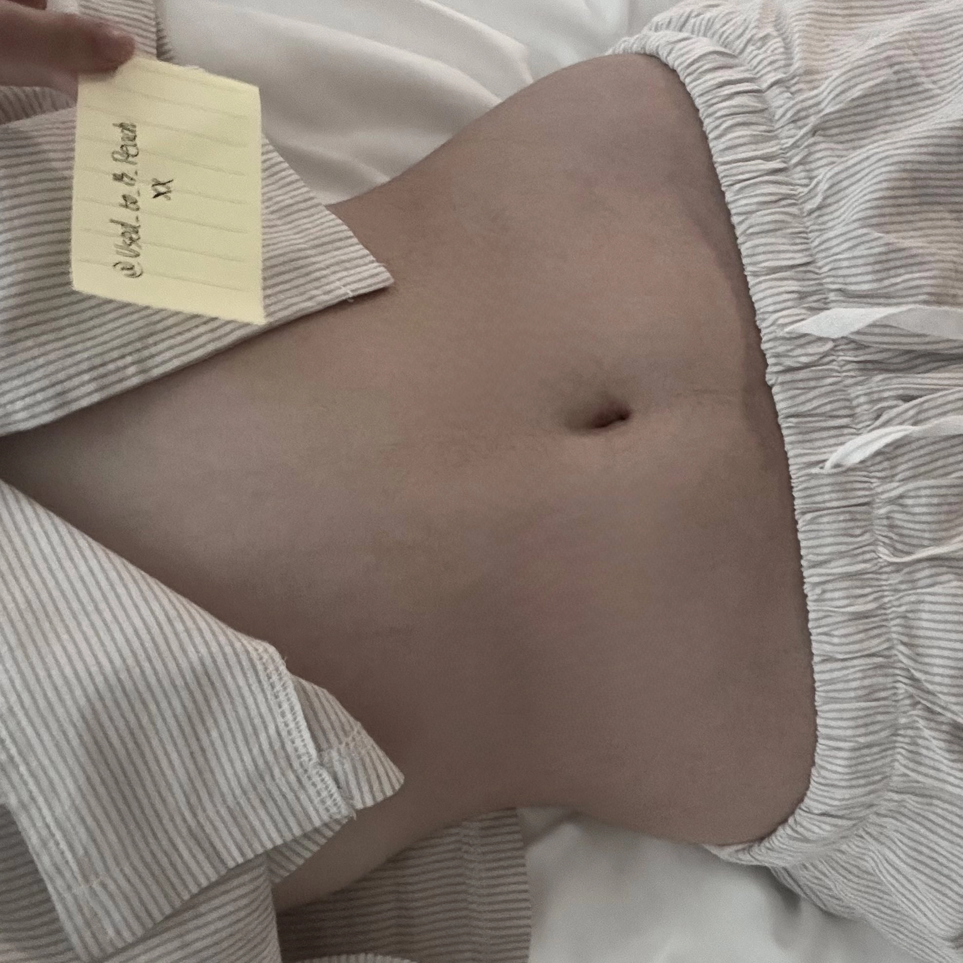 침대위 누워서 배꼽