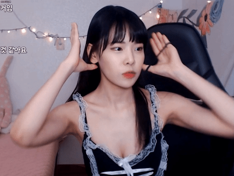 여캠 기룡이 섹드랑이 움짤 손 올리자마자 터진 겨신감