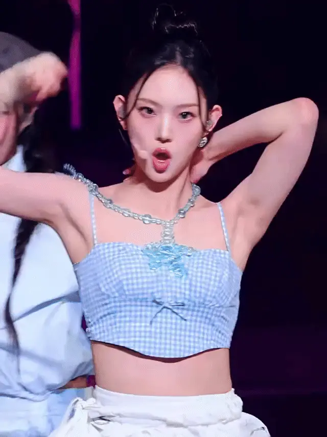 이솔 뼈드랑이 민소매 아래 드러난 겨라인 각도