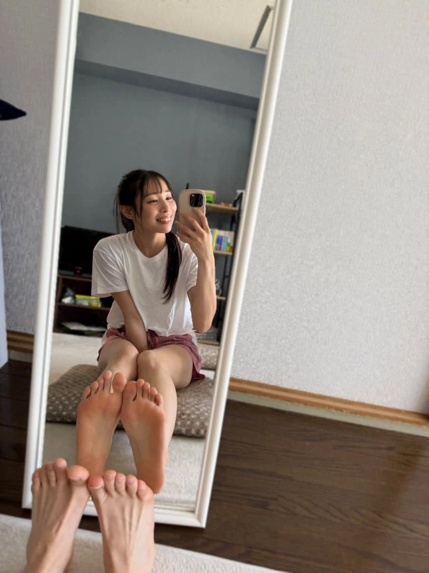 스시녀 찍발 거울샷 발핑크에 좌우대칭까지 완벽한 정면 노출