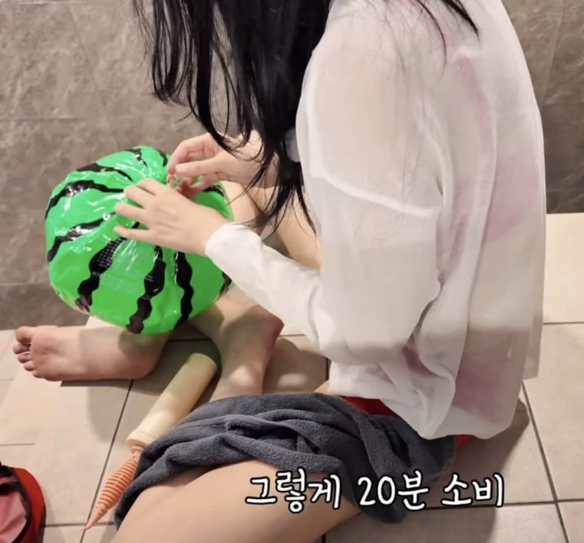 앙밍망 발바닥 전체 드러난 수건샷 무심한 자세에 주름까지 박제