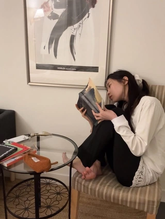 김아영 맨발 슬쩍 보인 일상샷 접힌 뒷꿈치 주름이 다 했다