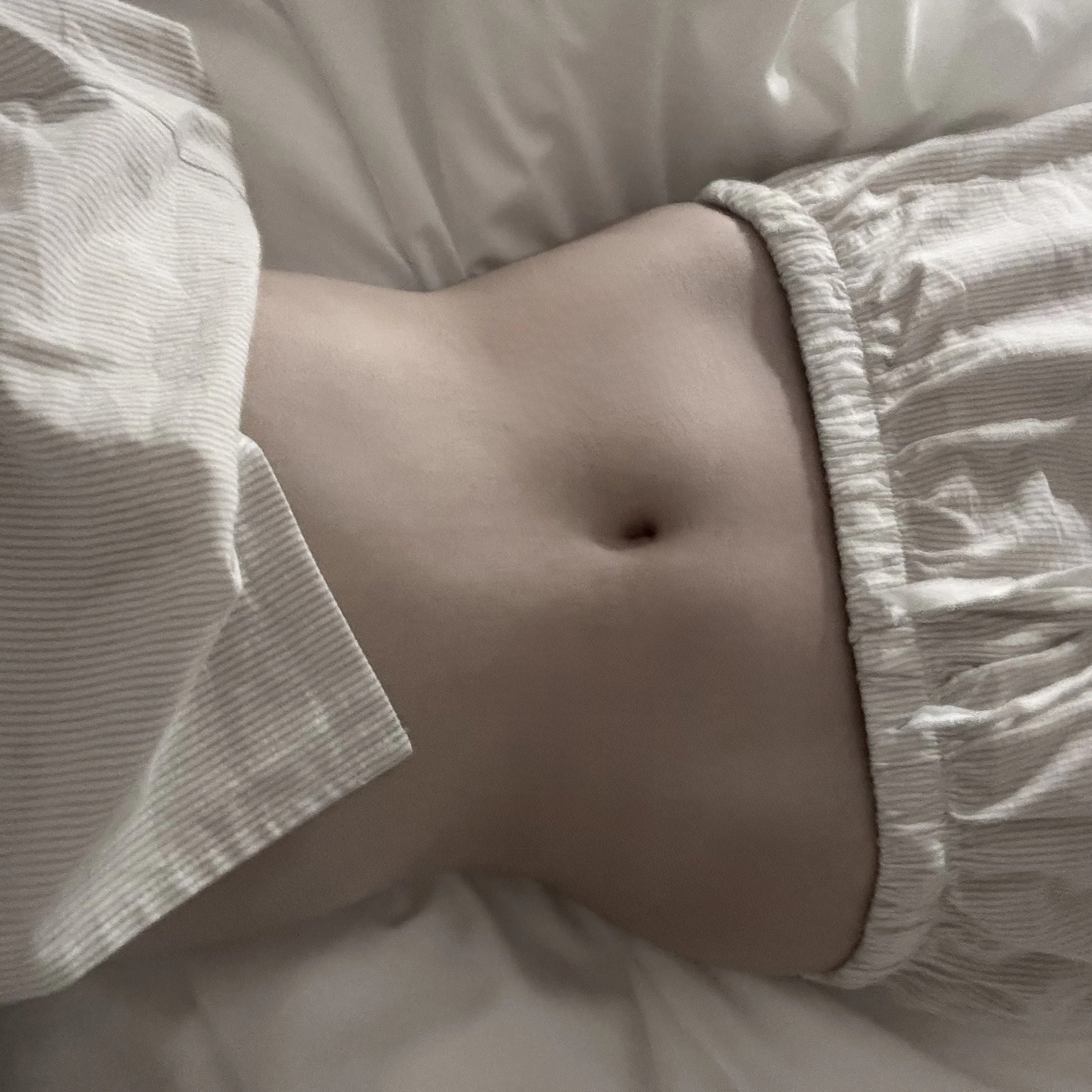 침대위 누워서 배꼽