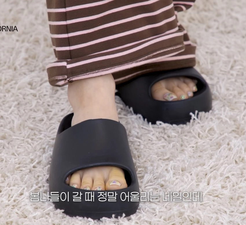 츄 발끝 아트 박힌 유튜브 페디 클로즈업 슬리퍼핏까지 완벽
