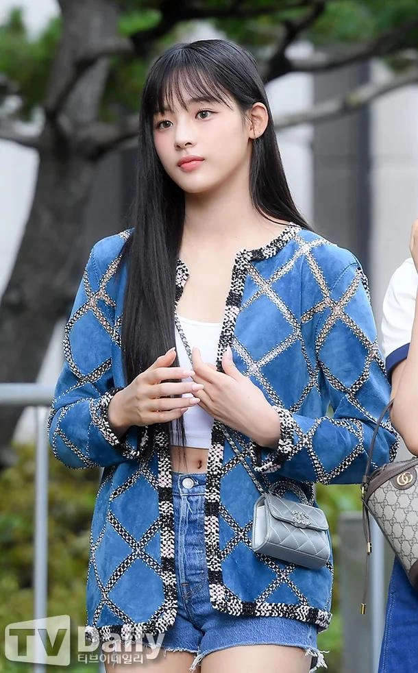 파란색 너무 잘어울리는 민지
