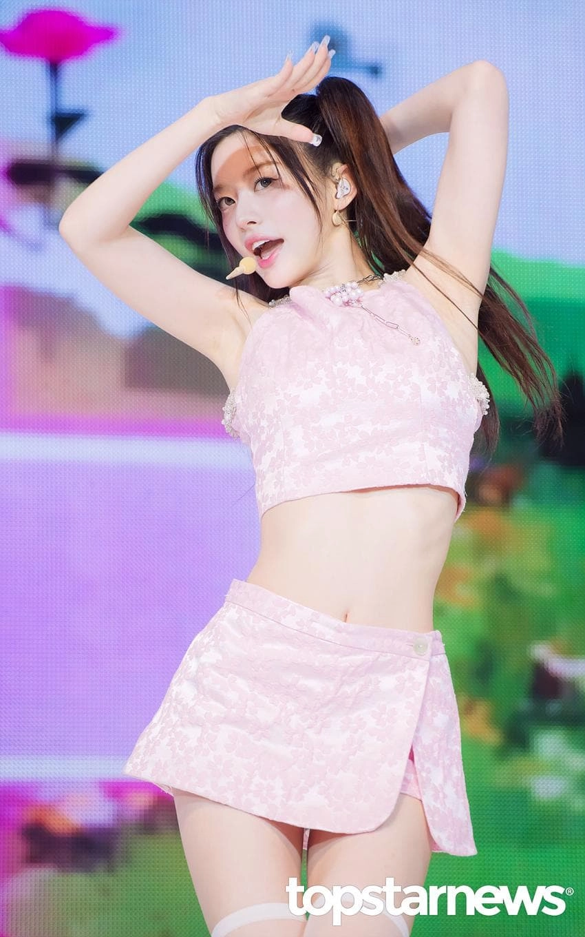 선명한 갈비뼈 보이는 아일릿 민주