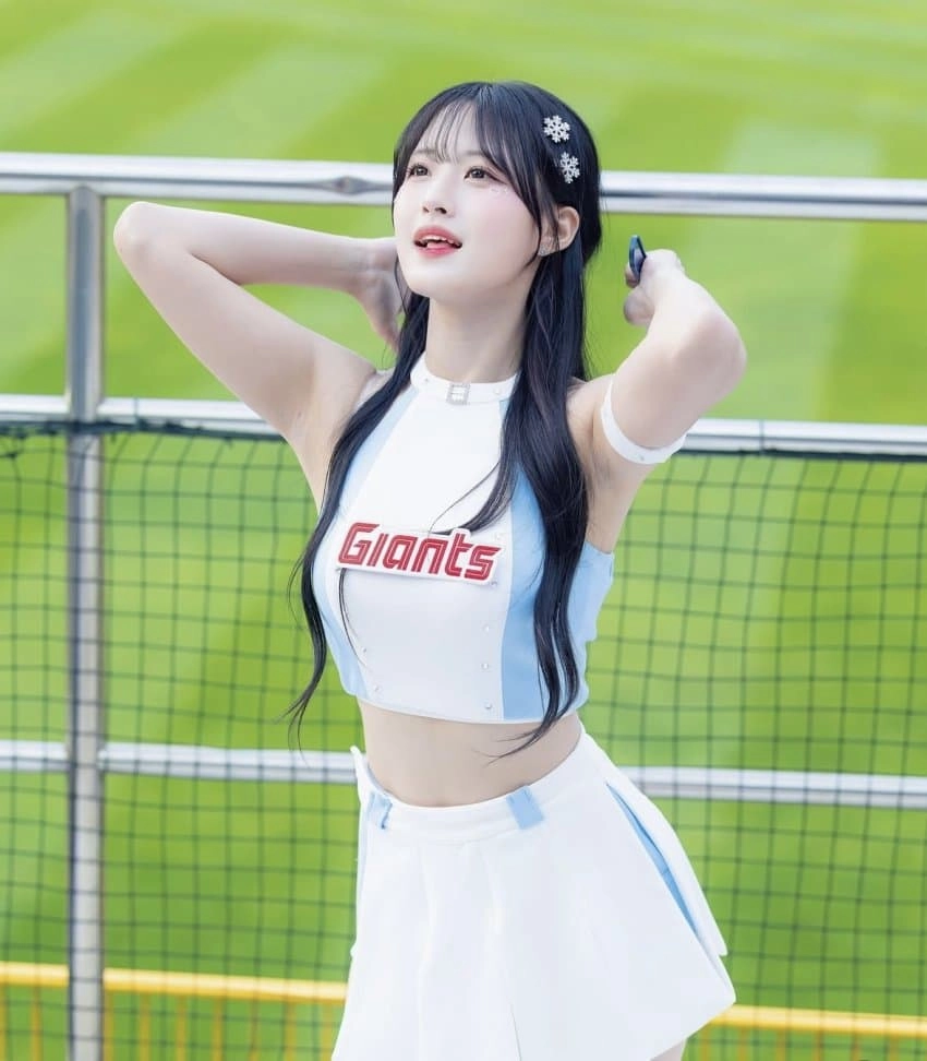 정설아 접겨 응원 포즈 치어복 위로 드러난 겨라인 실루엣