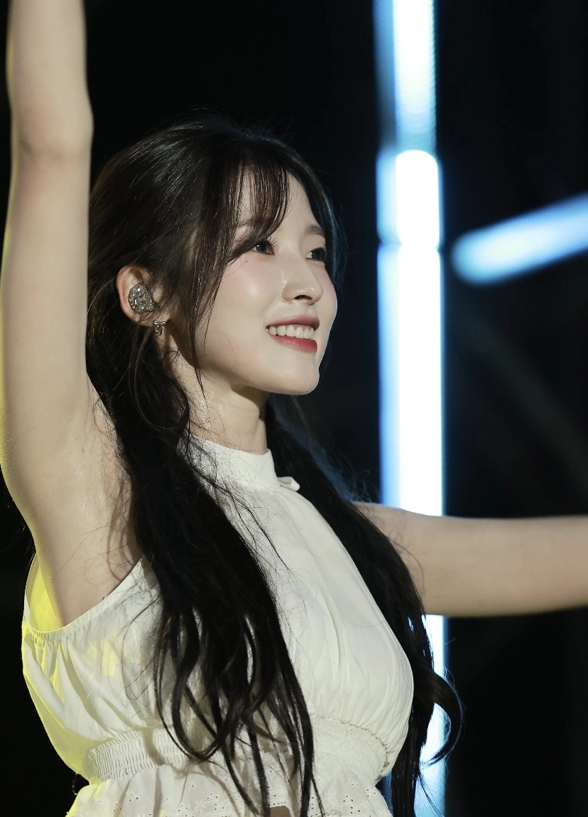 오마이걸 아린의 젖겨 순간 조명 아래서 더 도드라진 겨라인 실루엣
