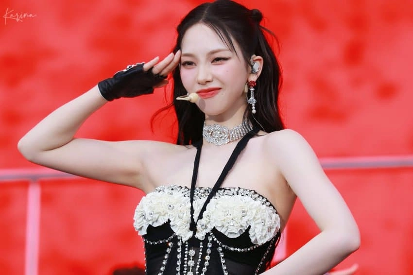 카리나의 맨드랑이 정면 포착된 경례 각도