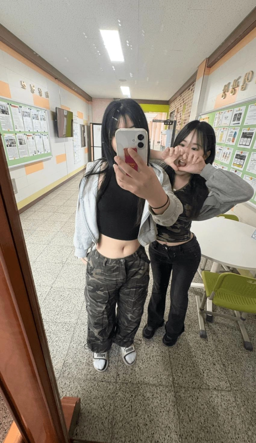힙한 느낌의 배꼽노출