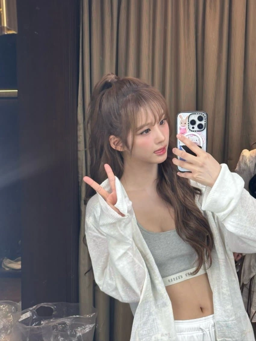 복숭아 향기날듯한 설윤