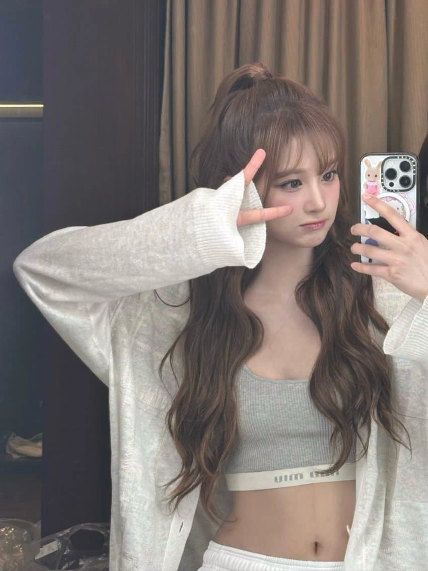 복숭아 향기날듯한 설윤