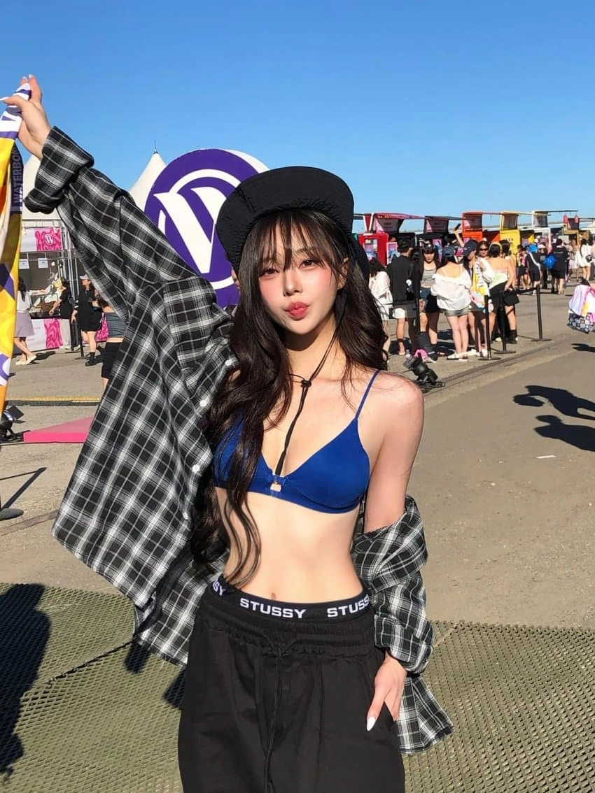 세련되게 생긴 비키니 누나