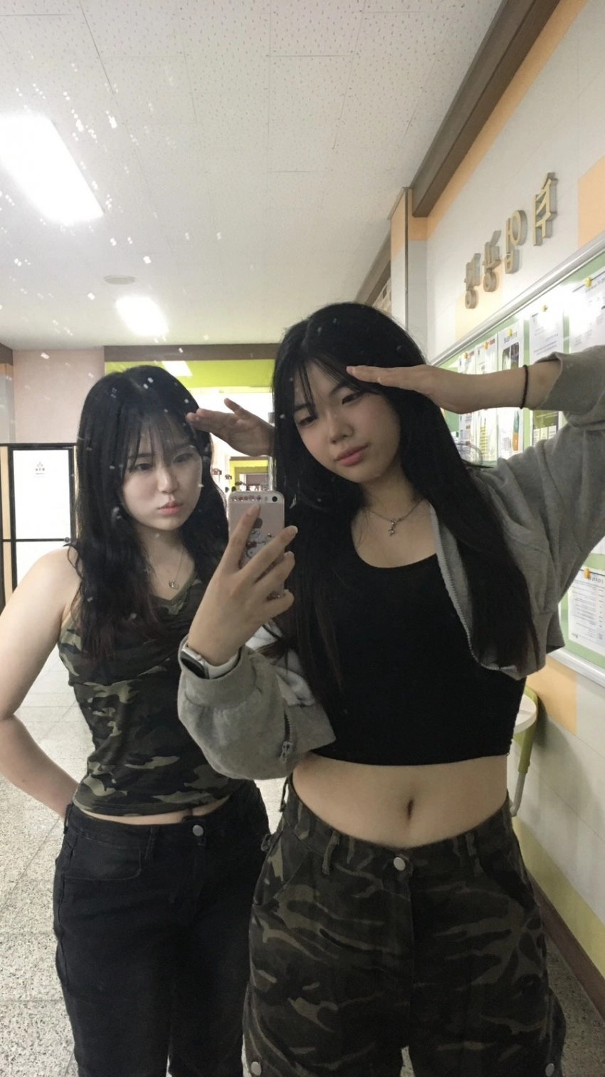 힙한 느낌의 배꼽노출