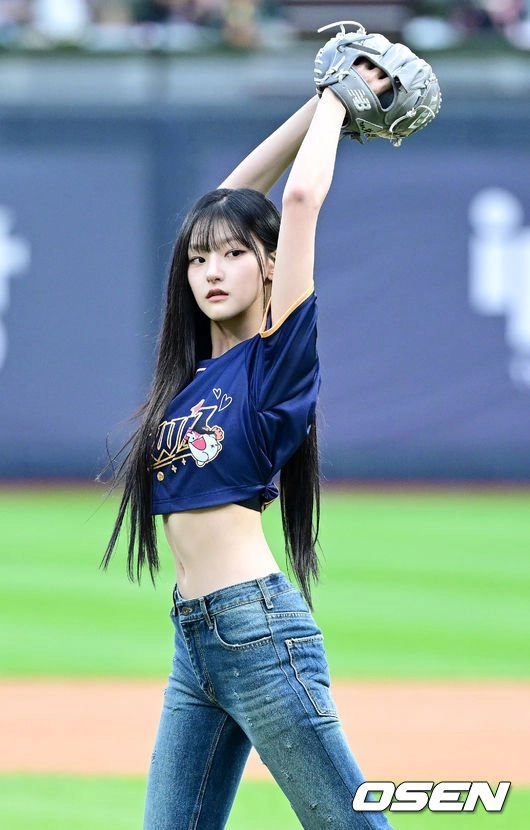 키오프 하늘 시구 배꼽노출