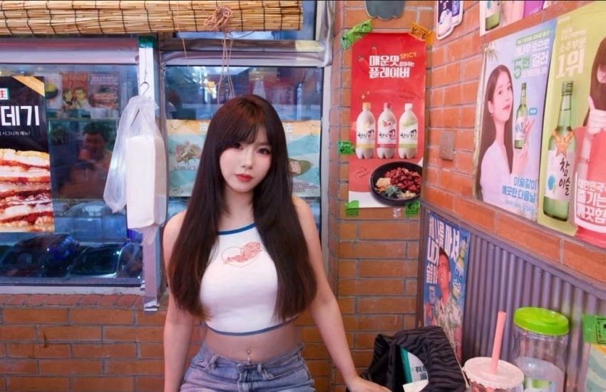 배꼽 피어싱녀