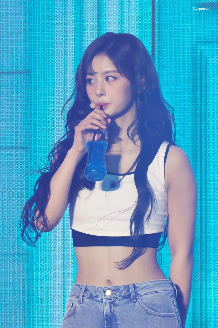 배꼽마저 예쁜 설윤